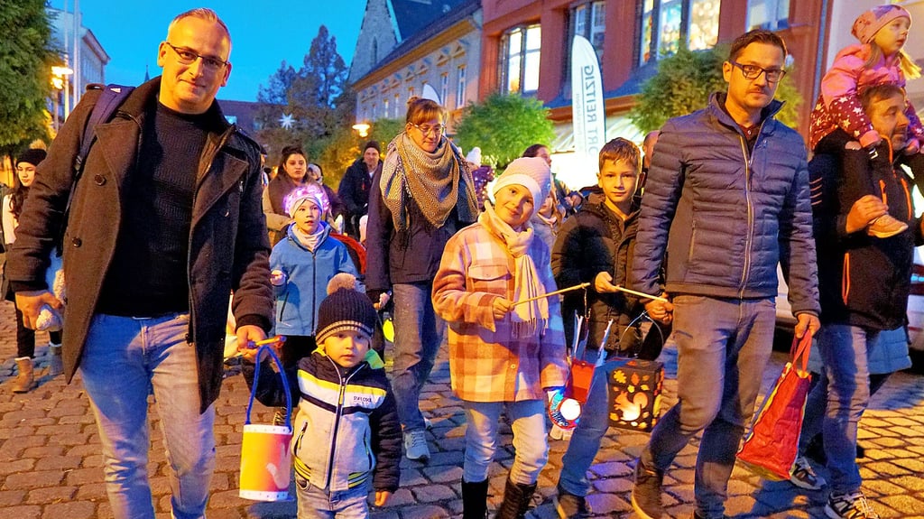 An den heiligen Martin ist mit einem Lampionumzug durch Aschersleben erinnert worden.