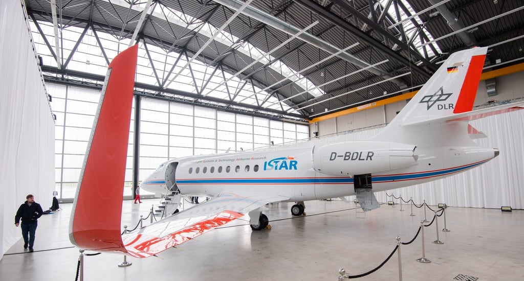 Das Forschungsflugzeug „Istar“ vom DLR steht in einem Hangar am Flughafen Braunschweig.