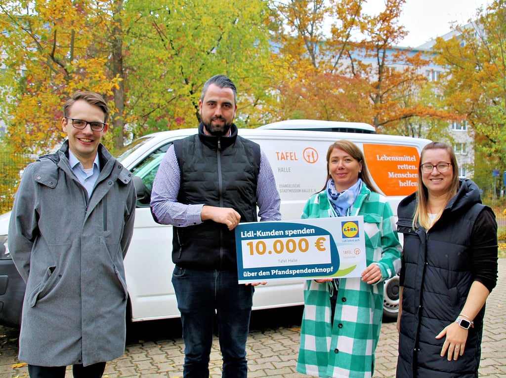 Spende für den guten Zweck: Christian Ronneberger (Stadtmission), Markus Franke (Lidl), Jacquelin Gottschalk (Tafel-Leiterin) und Sarah-Maria Schütz (Lidl, von links) bei der Scheckübergabe