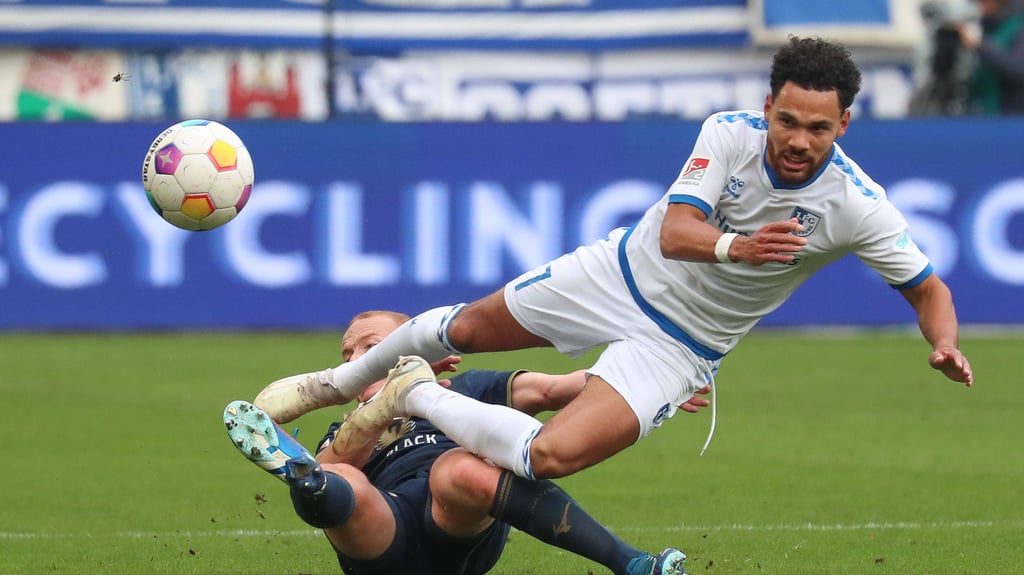 Das Spiel des 1. FC Magdeburg gegen Hansa Rostock in der MDCC-Arena, war ein hart umkämpftes: Hier das Duell Sebastian Vasiliadis (l.) gegen Herbert Bockhorn vom FCM.