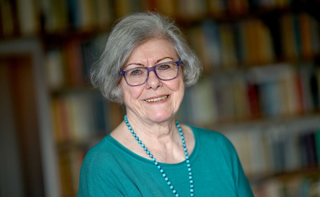Barbara Junge steht in ihrer Wohnung.