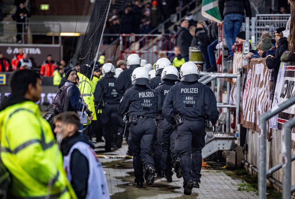 Einsatzkräfte der Polizei mussten beim Spiel auf St. Pauli in den Hannoveraner Fanblock.