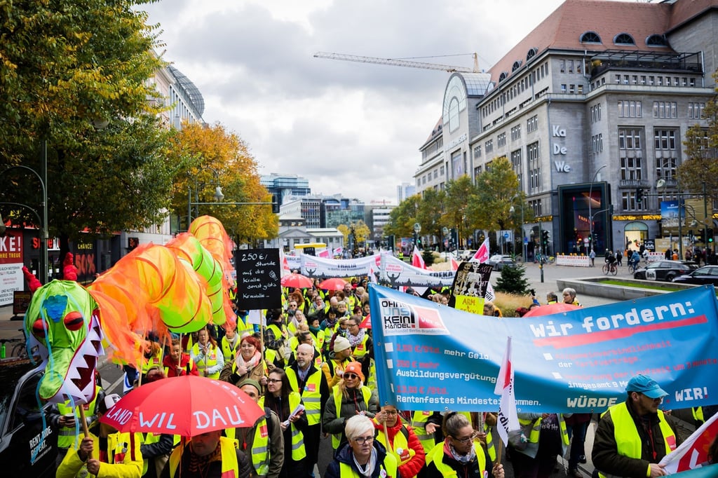 Der Zug einer Demonstration zum Streik im Einzelhandel zieht am KaDeWe in Berlin vorbei.