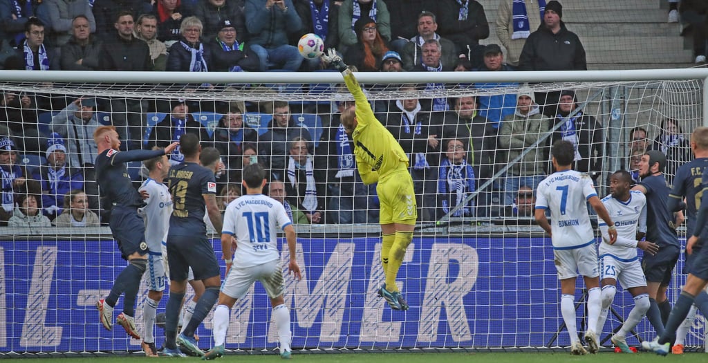 So fiel das 2:1 für Rostock: FCM-Torwart Dominik Reimann kam nicht entscheidend dran und der Ball landete nach einer Ecke in der 86. Minute im Tor.