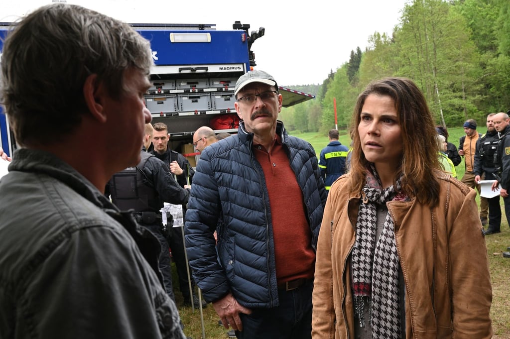 Corinna Ott (Katharina Wackernagel, r) und Ralph Ott (Götz Schubert, M) sind entsetzt, dass Frank Ott (Peter Schneider, l) sich nicht an der Suche nach seiner vermissten Tochter beteiligen möchte.