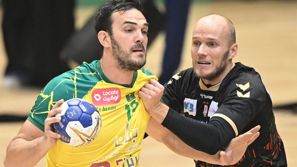 Tim Hornke (r.) gewann mit dem SCM zum Auftakt der Klub-WM. Gegen Petar Nenadic und den Khaleej Club gab es ein 29:20.