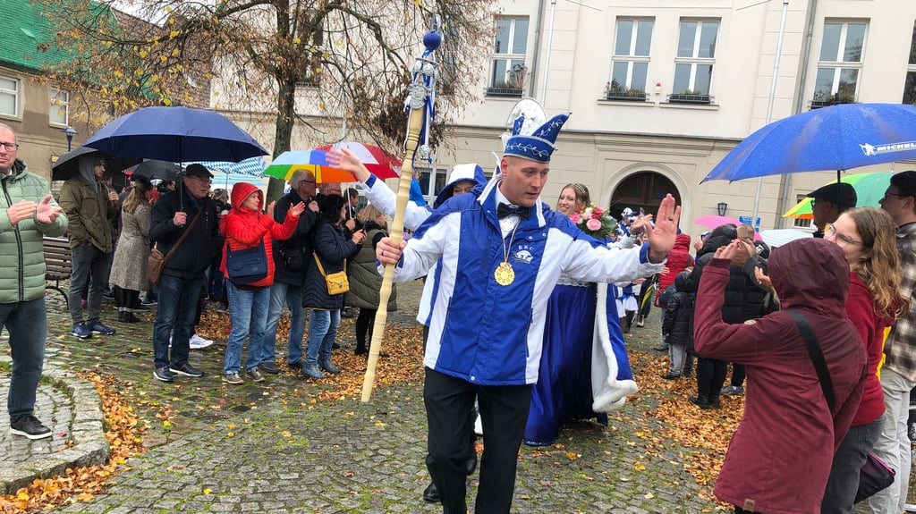 Die 58. Session des Roßlauer Karneval Clubs ist eröffnet. Die Jecken haben traditionell am 11.11. um 11.11 Uhr den Rathausschlüssel erobert und ziehen unter Beifall der Schaulustigen von dannen.