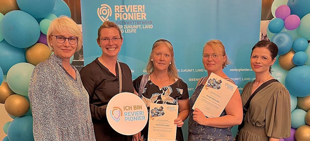 Sie gehören zu den ersten „Revierpionieren“ und wurden ausgezeichnet: Heike Schade (links, Leiterin Grundschule Tröglitz), Katja Vincenz (Gemeinde Elsteraue), Jacqueline Kahnt (Leiterin Kita Spora), Julia Bretschneider (Projektleiterin und Lehrerin GS Tröglitz), Franziska König (Gemeinde Elsteraue).