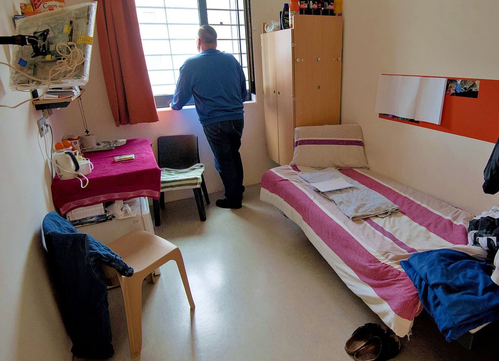 Ein Inhaftierter in seiner Zelle. Getrennt von normalen Strafgefangenen sind in Sachsen-Anhalt auch rund 200 U-Häftlinge in den Justizvollzugsanstalten Burg, Halle oder Raßnitz untergebracht. Sie warten dort auf ihren Prozess.