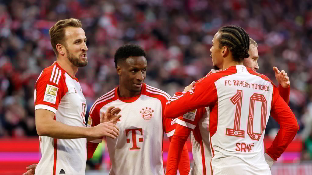 Harry Kane (l.) und seine Kollegen jubeln beim Sieg gegen Heidenheim.