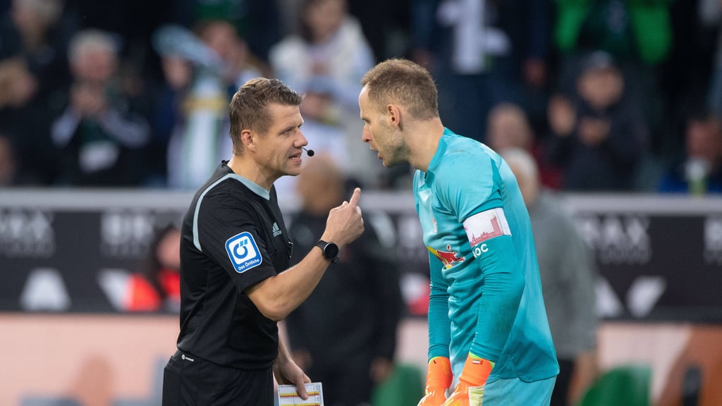 Patrick Ittrich diskutiert mit Ex-RB-Kapitän Peter Gulacsi.