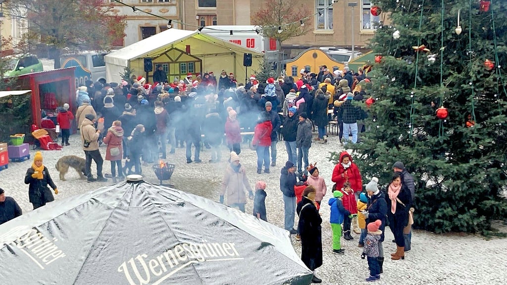 Im vorigen Jahr drängten sich während des Adventsmarktes in Coswig gerade vor der kleinen Bühne auf dem Marktplatz viele Gäste.