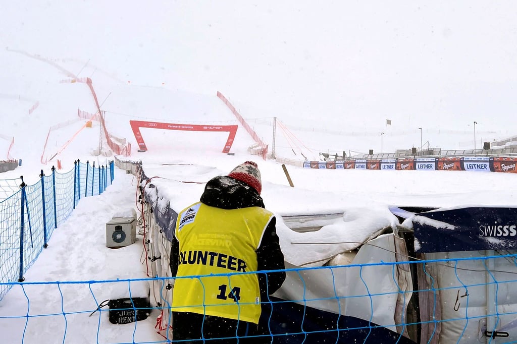 Ein Volonteer arbeitet im Zielbereich der Abfahrt Zermatt-Cervinia.