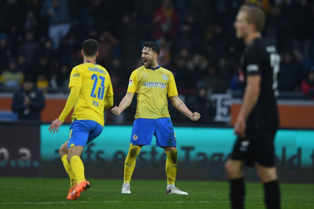 Braunschweigs Ermin Bicakcic und Danilo Wiebe jubeln nach dem Spiel.