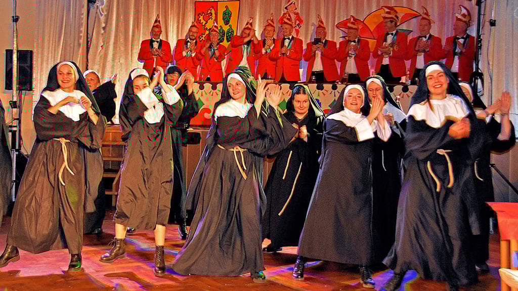 Ein „live“-haftiges Stück mit Nonnen zeigen die Mädchen und Frauen des Karnevalballetts.