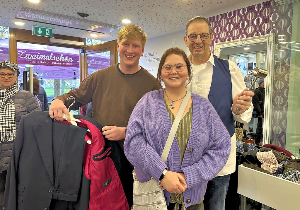 Joel Gandert und Laura Leidenroth waren überglücklich, den Anzug von Roland Kaiser ersteigert zu haben. Ulrich Müller, Vorstand der Deutschen Kleiderstiftung, fungierte als Auktionator.