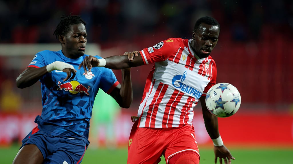 Belgrads Cherif Ndiaye wird von RB-Verteidiger Castello Lukeba (l.) attackiert.
