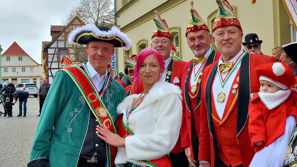 Prinzessin Marie und Prinz Renè mit Elferräten der Osterburger Carnevalsgesellschaft vor dem Rathaus in Osterburg.