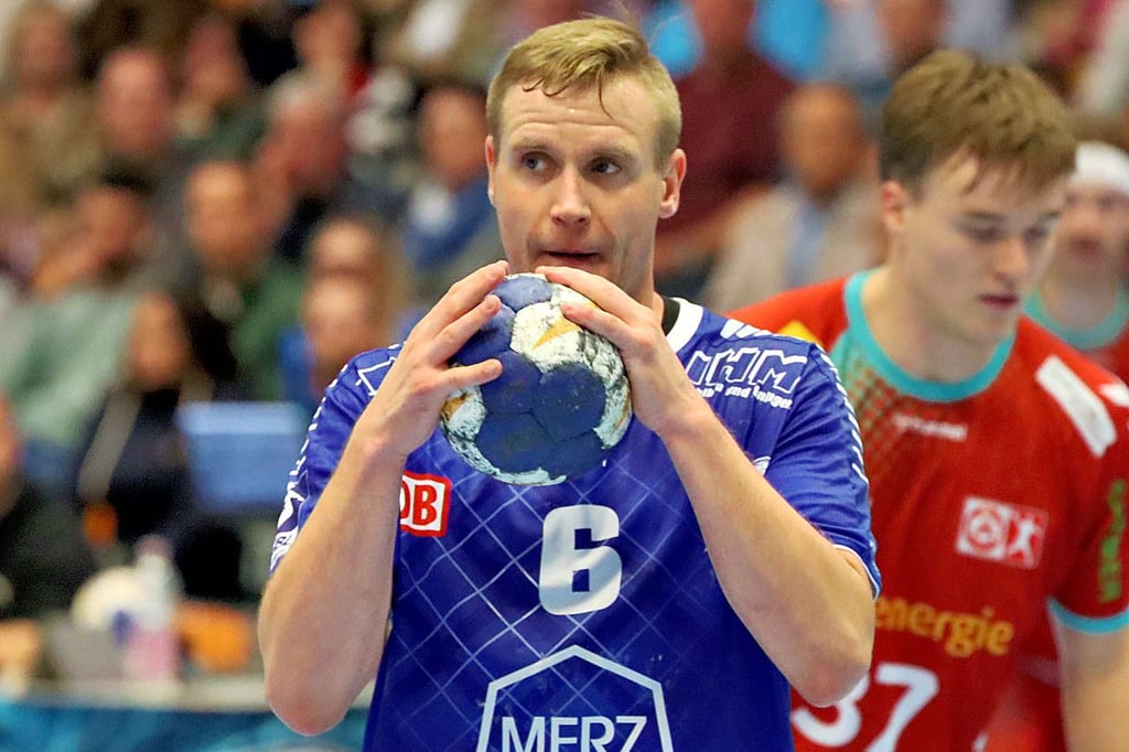 Probleme mit der Wade: Jakub Hrstka vom Dessau-Roßlauer HV.