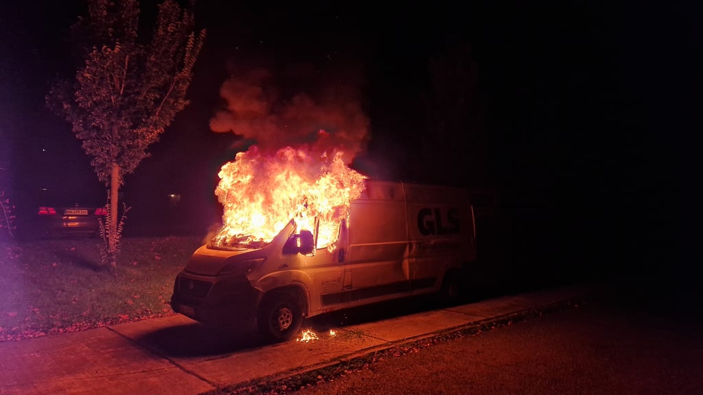 In Halle-Neustadt ist dieses Paketauto abgebrannt.