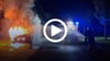 Brand in der Gellertstraße in Halle-Neustadt: Der Transporter stand lichterloh in Flammen.