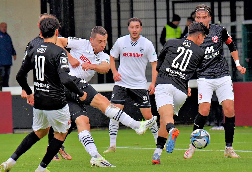 Die HFC-Spieler rund um Kapitän Jonas Nietfeld (r.) schauen nur zu, während Verls Patow im Anschluss an einen Standard zum 2:1 trifft.