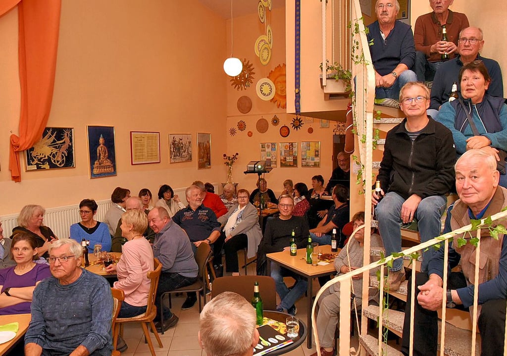Beim jüngsten Kulturfreitag im Glinder Lichtmessmuseum mussten einige Besucher ihren Sitzplatz auf der Treppe suchen.