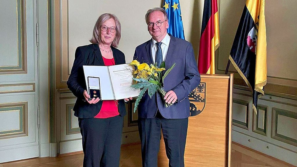 Heidrun Meyer erhält vom Ministerpräsident Reiner Haseloff die Ehrennadel des Landes Sachsen-Anhalt.