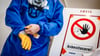 So läuft Asbest-Sanierung: Overall, Atemschutzmaske, Handschuhe und dazu noch eine Schutzbrille. "Komplett- Schutz ist ein Muss", sagt die Bau-Gewerkschaft.