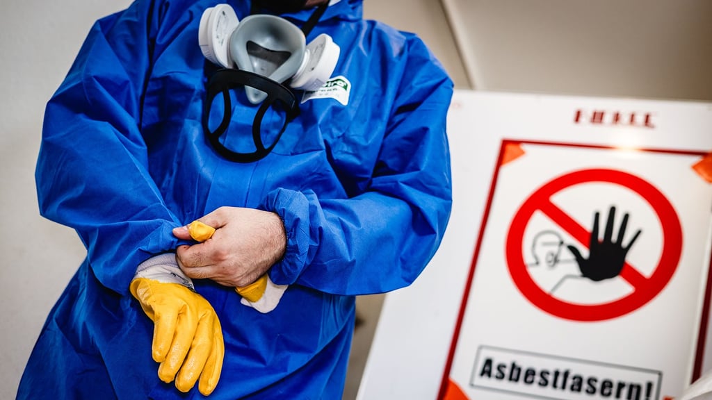 So läuft Asbest-Sanierung: Overall, Atemschutzmaske, Handschuhe und dazu noch eine Schutzbrille. "Komplett- Schutz ist ein Muss", sagt die Bau-Gewerkschaft.