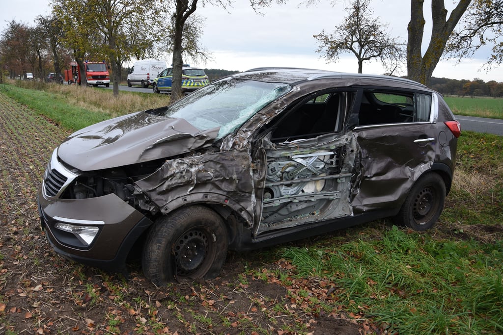 Die herbeigerufene Feuerwehr musste dem Unfallfahrer helfen, aus dem demolierten Auto herauszukommen.