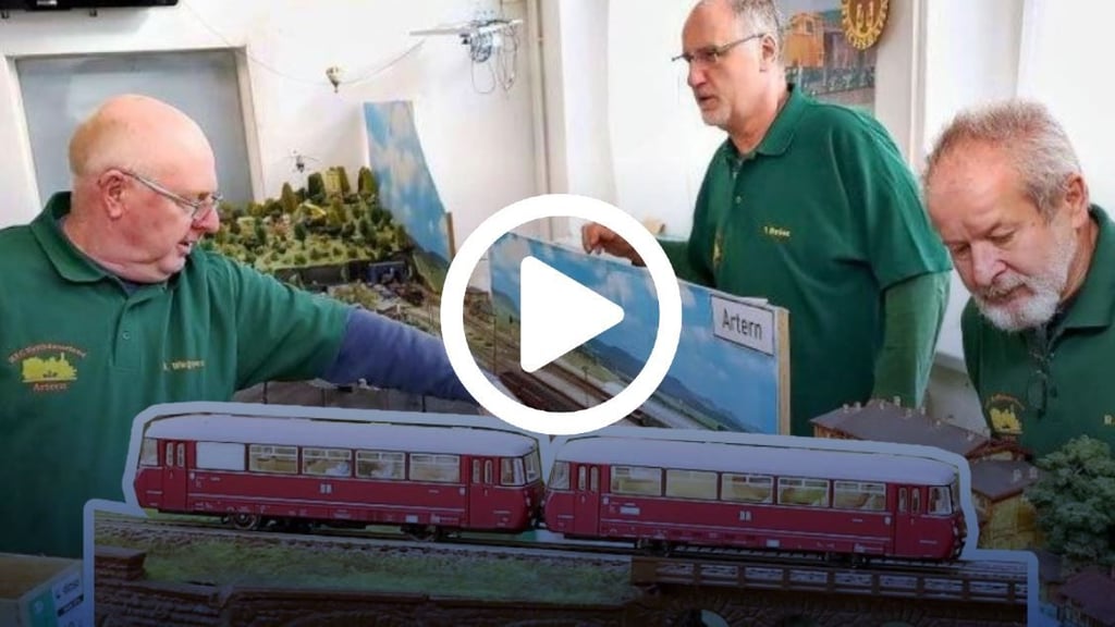 Mitglieder des Modelleisenbahnclubs Kyffhäuserland überwachen die Eisenbahnmodelle.