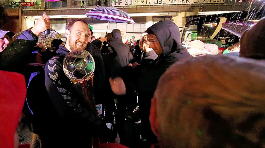 Kapitän Christian O’Sullivan präsentiert den Fans den Pokal. Recht daneben steht Rückraumspieler Michael Damgaard.