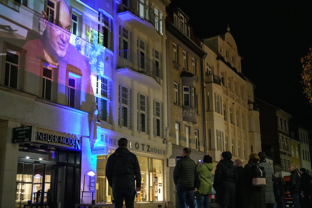 Das Interview mit Yoram Reiter wurde an das ehemalige Wohnhaus der jüdischen Familie in der Weißenfelser Jüdenstraße projiziert.