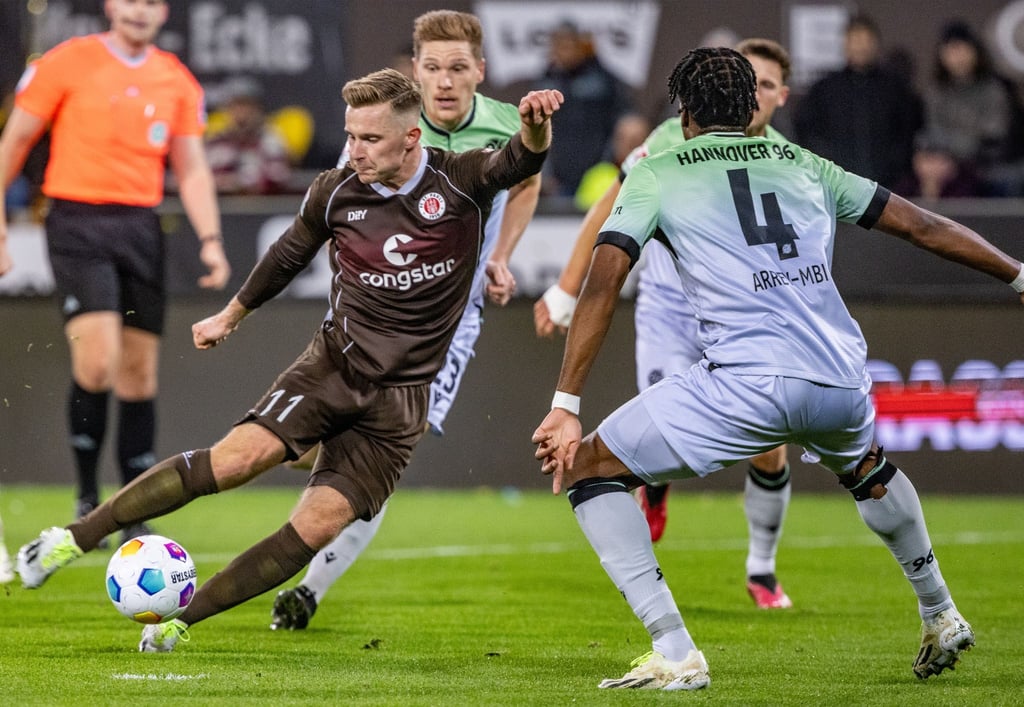 St. Paulis Johannes Eggestein (l) und Hannovers Bright Akwo Arrey-Mbi kämpfen um den Ball.