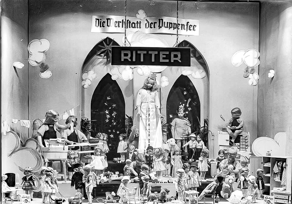 Die Werkstatt der Puppenfee – zu sehen in einem Schaufenster des Ritterhauses.