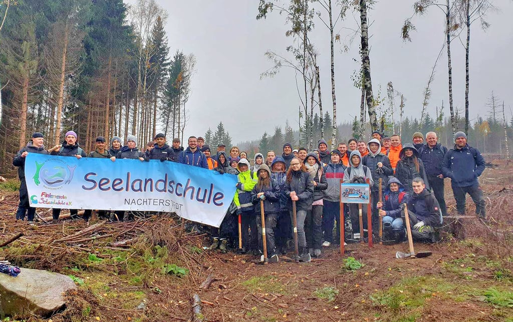 Beim Baumpflanzen gab es nun ein neues Gruppenfoto der Nachterstedter Seelandschüler, die sich als Gipfelstürmer erwiesen haben. 1.000 Rotbuchen brachten sie vom Erlös der Spendenwanderung in die Erde.