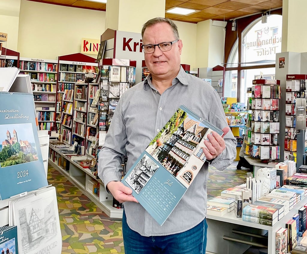 Buchhändler Jörg Pfeifer hat auch für das kommende Jahr einen Kalender mit Fotomotiven aus Quedlinburg herausgegeben.