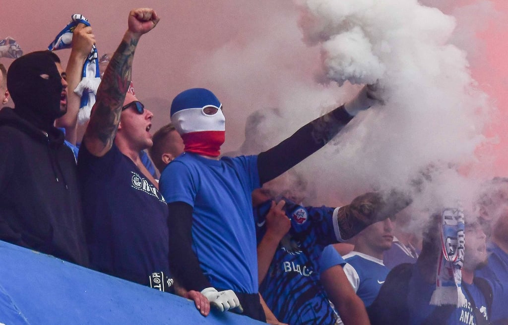 Ultras vom Zweitligisten Hansa Rostock: Einige Fans demolierten den Gästebreich in der Magdeburger MDCC-Arena beim Spiel gegen den 1. FC Magdeburg.