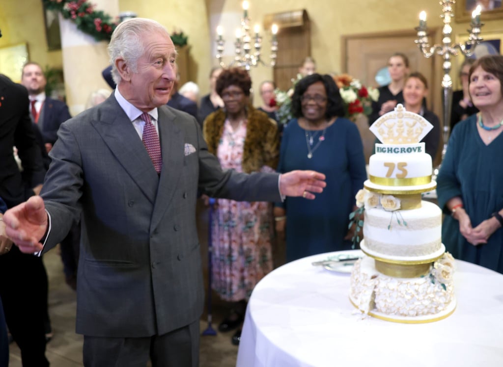 König Charles steht am Vorabend seines 75. Geburtstages in Highgrove neben seiner Geburtstagstorte.