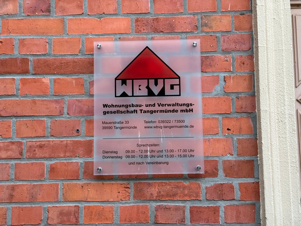 Die WBVG Wohnungsbau- und Verwaltungsgesellschaft Tangermünde mbH. Der ehemalige technische Lieter klagt gegen seine fristlose Kündigung.