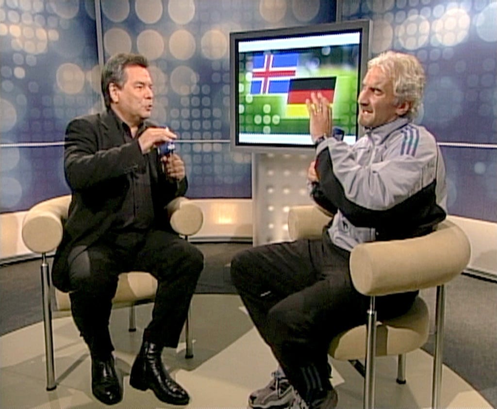 Rudi Völler (r) hatte 2003 als DFB-Teamchef mit einer Tirade im TV auf kritische Äußerungen des damaligen ARD-Moderators Waldemar Hartmann reagiert.