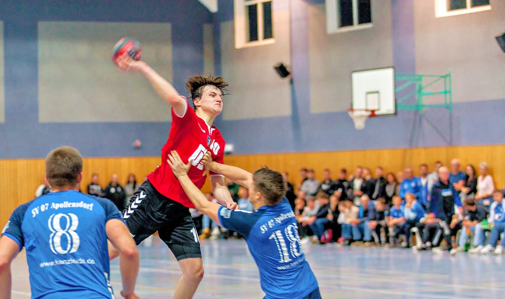 Apollos-Torjäger Ronny Unger (Nr. 18) versucht, Fabian Gluth am Wurf zu hindern. Der Coswiger erzielt fünf Treffer.