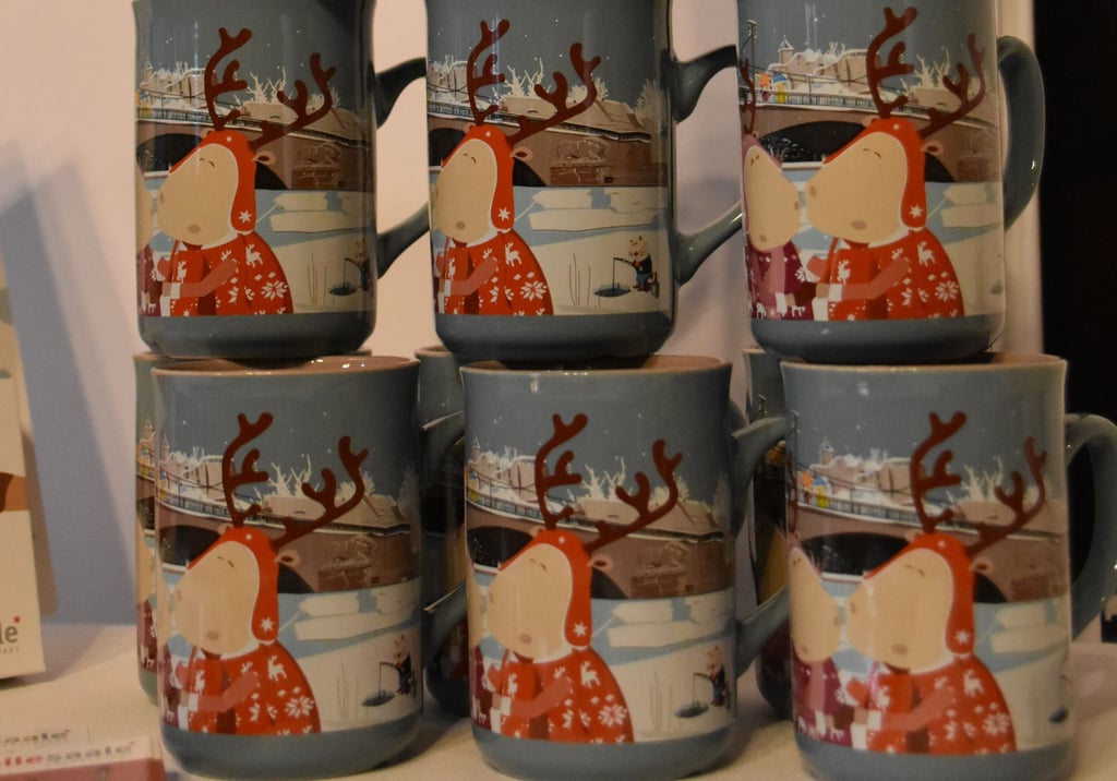 Finni und Rudi vor der Burg Giebichenstein – das ist 2023 das Motiv der bei Sammlern begehrten Glühweintasse auf dem Weihnachtsmarkt in Halle. 40.000 Tassen werden an die Händler ausgereicht.