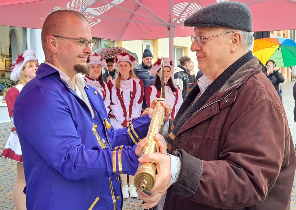 Der Weißenfelser Stadtratsvorsitzende Jörg Freiwald (rechs) übergibt den Schlüssel zum Weißenfelser Rathaus an Regent Sebastian, den Ersten.