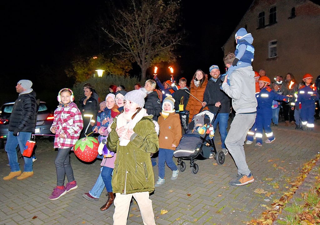 In Etgersleben führte der Martinsumzug am Freitagabend von der Kirche zum Gelände des Gartenhauses, wo sich ein gemütliches Beisammensein anschloss.