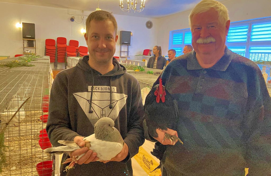 Sascha Köhler (links) bekam mit der Modena-Schietti-Taube den Pokal für das beste Tier und den Kreisverbandsehrenpreis. Sein Baalberger Vereinskamerad Harald Schneider erhielt den Landesverbandsehrenpreis für seinen Hahn der Rasse Zwerg-Australorps.