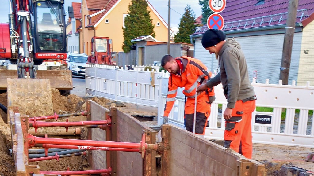 In der Luisenstraße in Helfta hat die Firma Kutter HTS aus Helbra mit dem Bau der Fernwärmeleitungen begonnen.