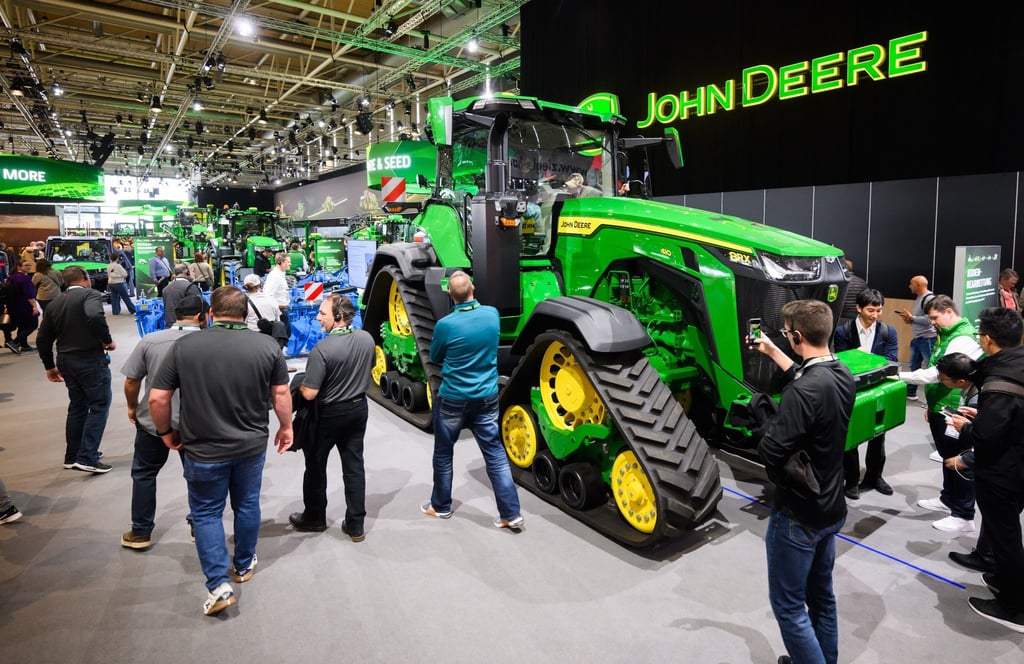 Ein Großtraktor steht am Stand von John Deere auf der Landtechnik-Leitmesse Agritechnica.