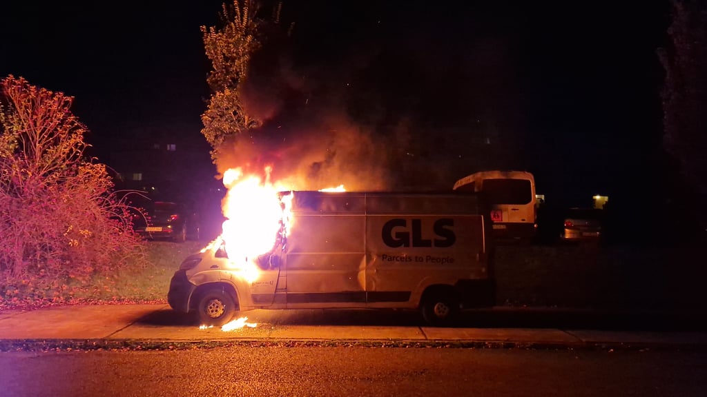 Brand in der Gellertstraße in Halle-Neustadt: Der Transporter stand lichterloh in Flammen.